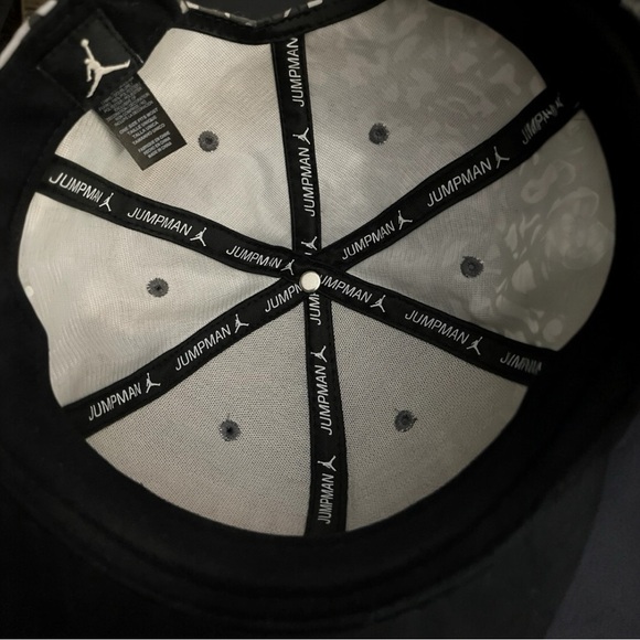 TWO MICHAEL JORDAN COMMEMORATIVE SERIES FIGURINES & MICHAEL JORDAN 1985 CAP - Picture 5 of 11